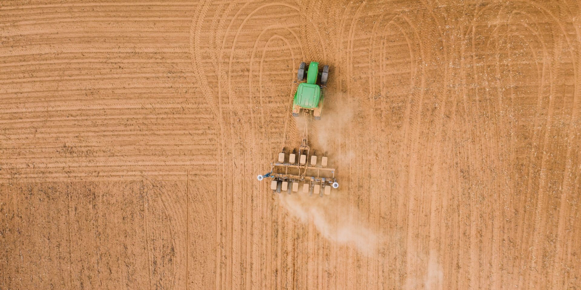 Imagen de un tractor arando un campo